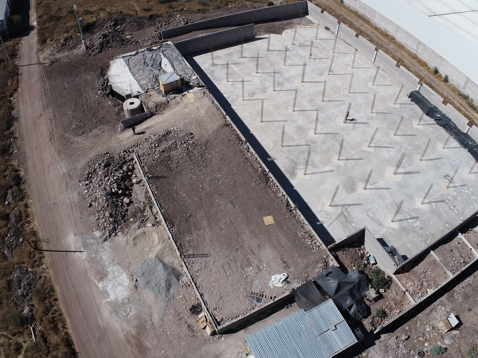 Naves Terra Park — vista aérea de la cimentación con armados de columnas, Querétaro