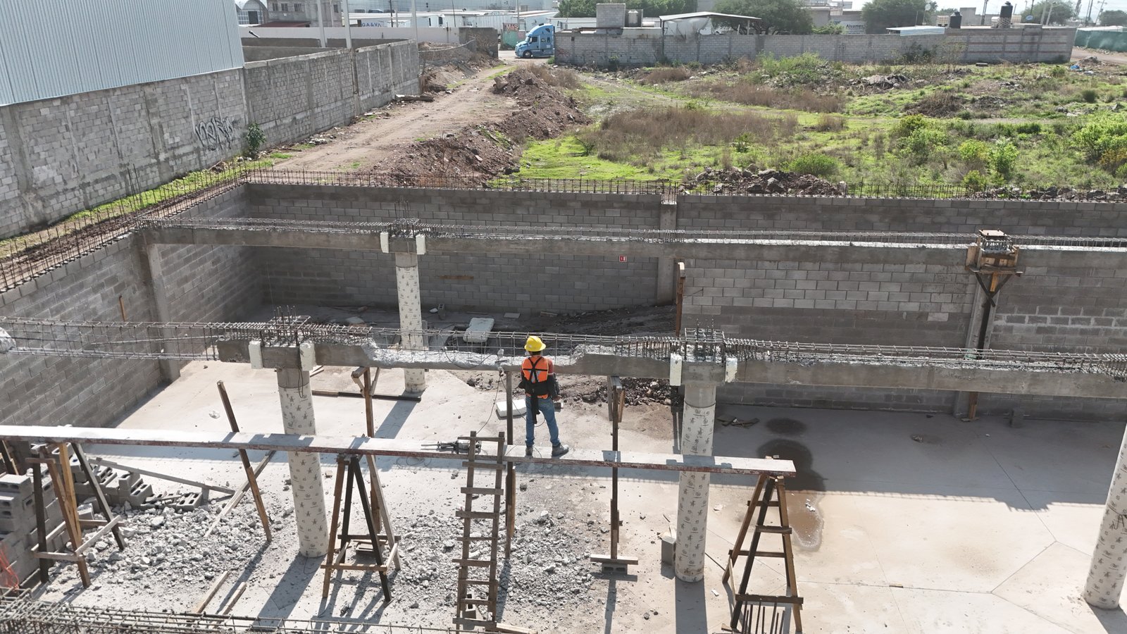 Naves Terra Park — columnas y trabes de concreto reforzado en obra, Querétaro