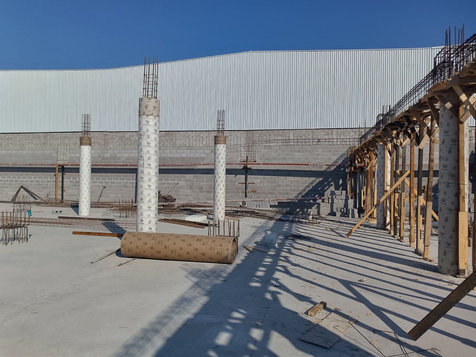 Columnas circulares cimbradas con tubo de cartón y armado de acero sobre la losa de la nave industrial