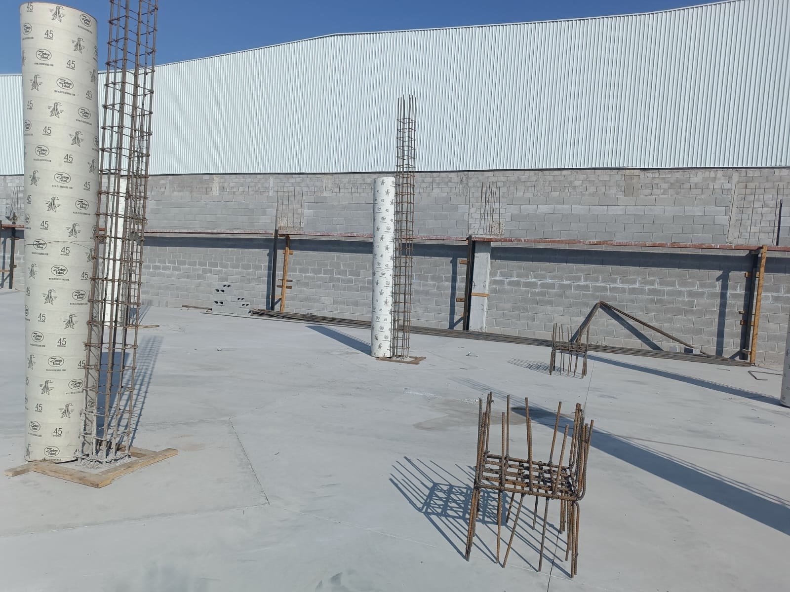 Cimbras circulares de 45 cm y armados de columna listos para colado sobre la losa de la nave industrial