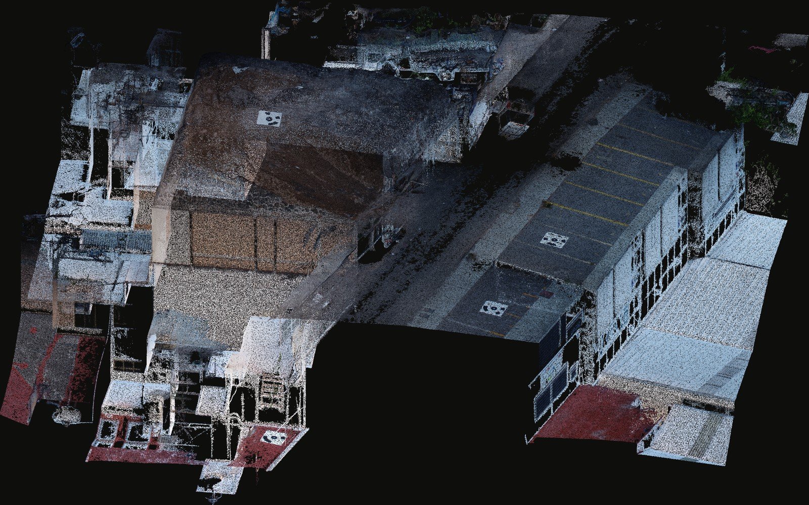 E9 — nube de puntos del predio excavado y su manzana, con color real del vuelo