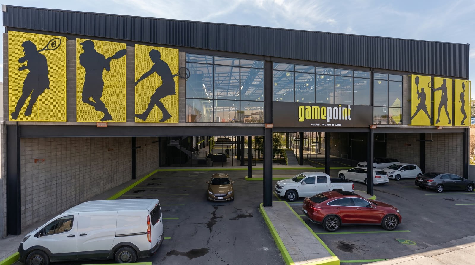 GamePoint — fachada frontal del centro de pádel y pickleball con estacionamiento, Juriquilla Querétaro