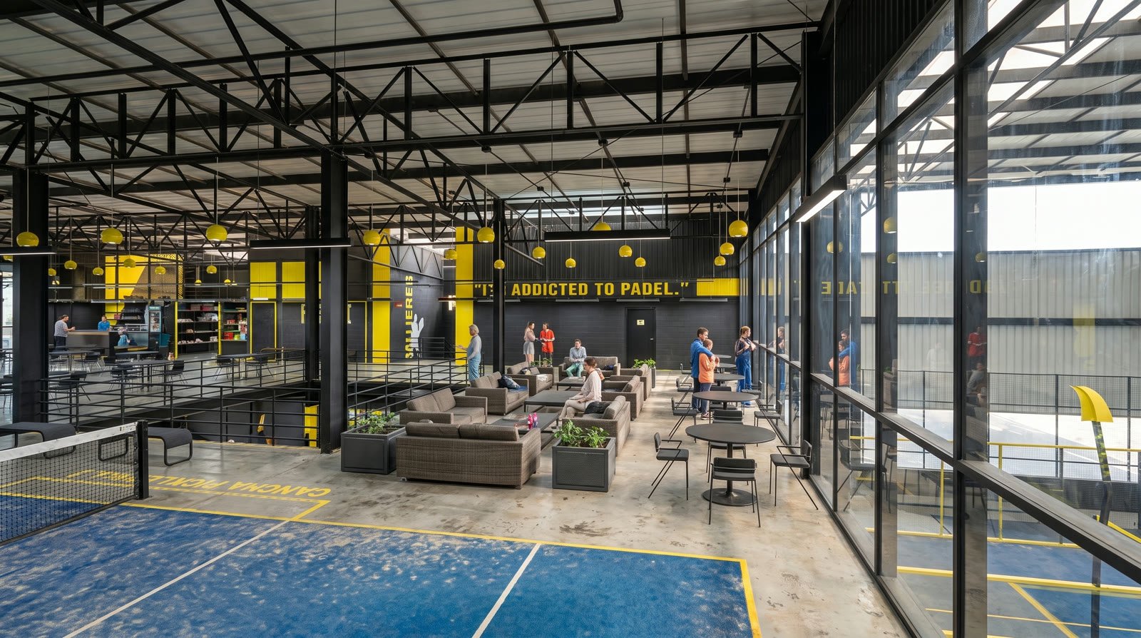 GamePoint — lounge y cancha de pickleball bajo la estructura metálica vista, Juriquilla Querétaro