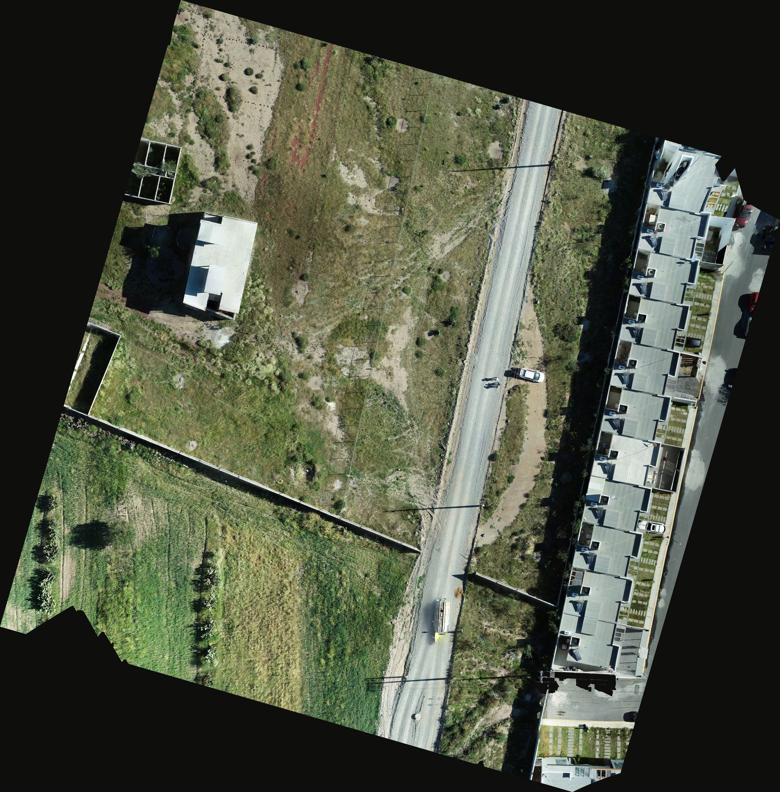 Ortomosaico del levantamiento con dron: terreno, camino y viviendas colindantes