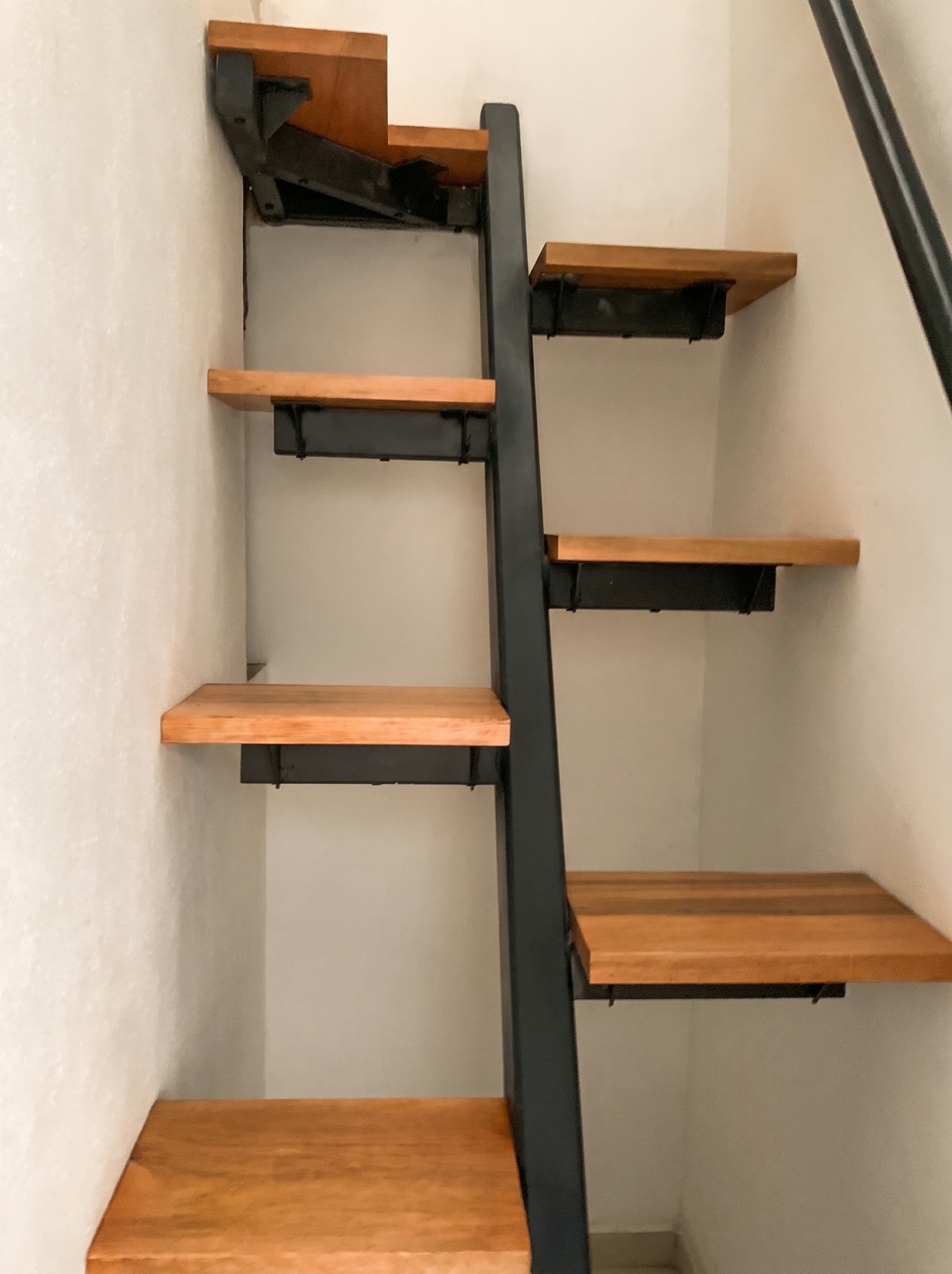 Escalera de paso alterno con alma de acero y huellas de madera