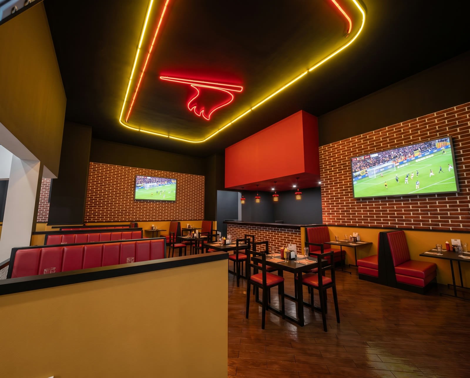 Render nocturno del comedor con el logotipo de neón en el plafón, campana roja sobre la barra y mesas altas