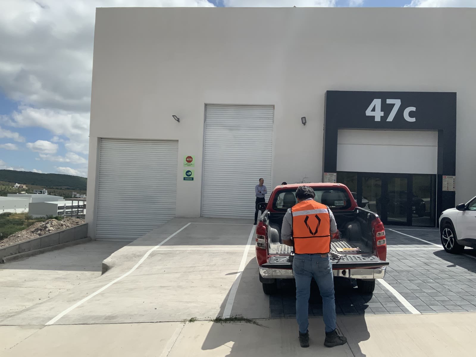 Nave industrial terminada en Terra Park Centenario — fachada con cortinas de acceso y andén, El Marqués, Querétaro