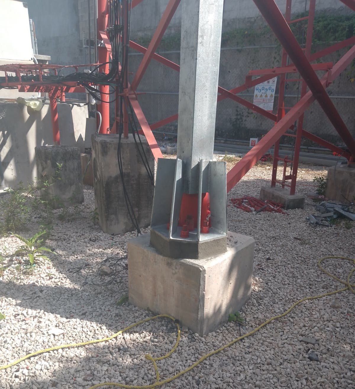 Detalle de la placa base con atiesadores del nuevo montante galvanizado montado sobre su dado de concreto