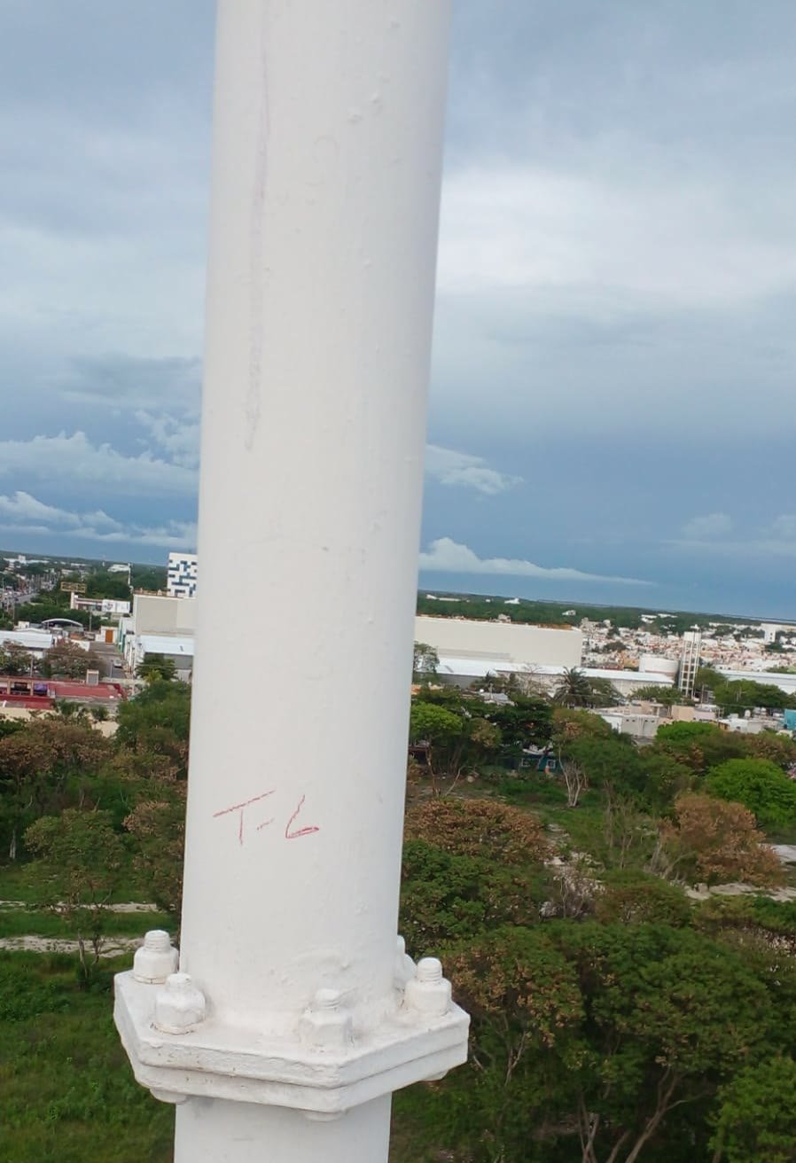 Junta embridada atornillada de un montante tubular de torre, revisada en altura con la ciudad de fondo